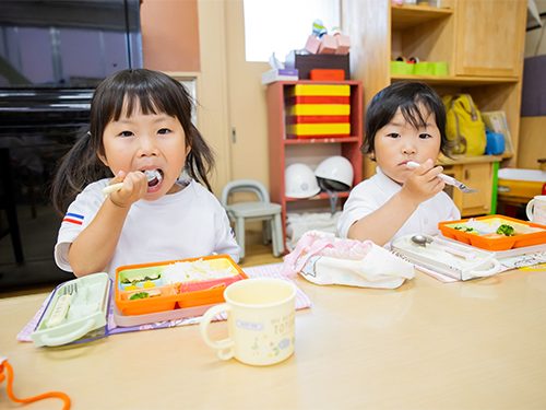 給食を食べる子供